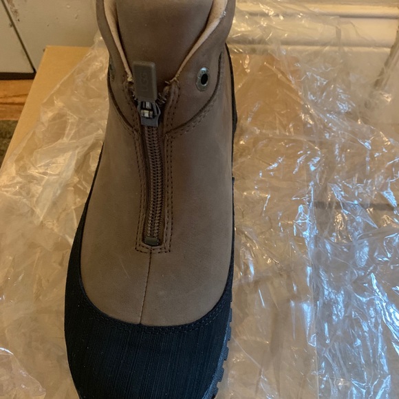 NEW IN BOX Ugg Sequoia Boots/Shoes Taupe Size 7 - Picture 5 of 8